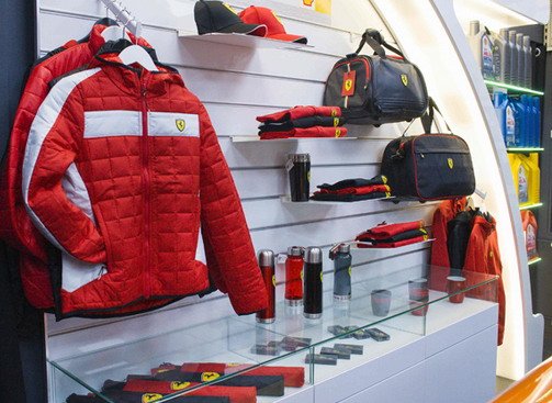 ferrari shop 11.jpg, 70 KB