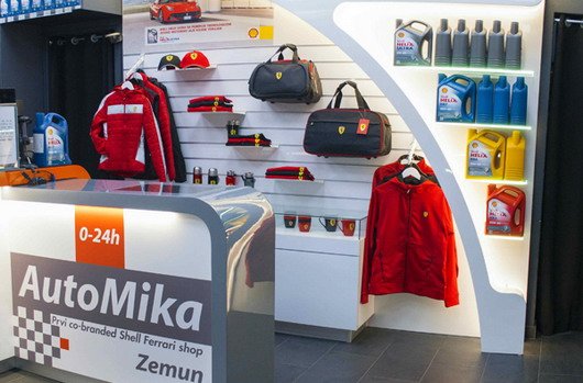 ferrari shop 111.jpg, 63 KB