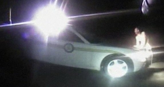 goli-muskarac-ukrao-policijski-automobil.jpg, 29 KB