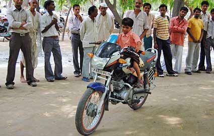 india motorcycle boy.jpg, 23 KB