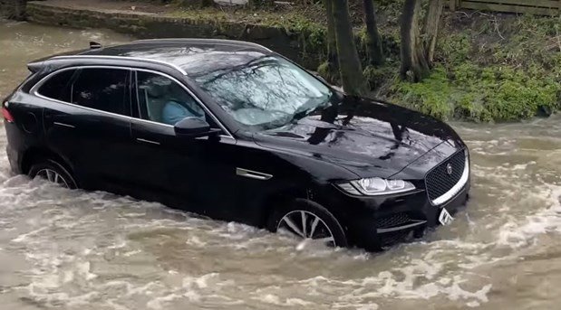 jaguar r voda.jpg, 64 KB