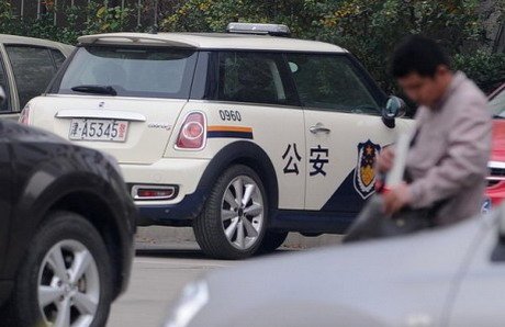 mini cooper police 11.jpg, 39 KB