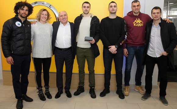 opel Dragan Nenadovic sa sportistima.jpg, 78 KB