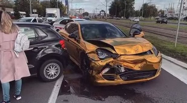 porsche crash gold.jpg, 67 KB