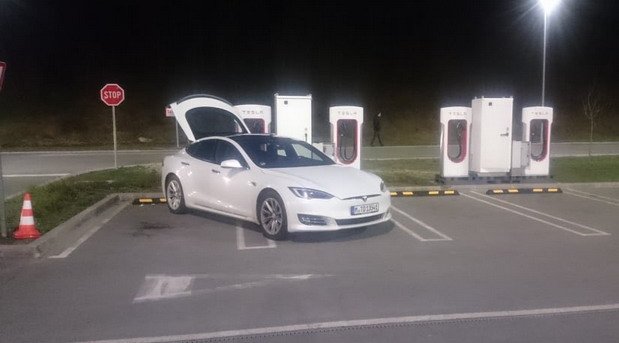 tesla ikea.jpg, 38 KB