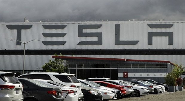 tesla nago.jpg, 62 KB