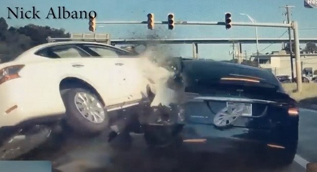 tesla nissan carsh.jpg, 45 KB