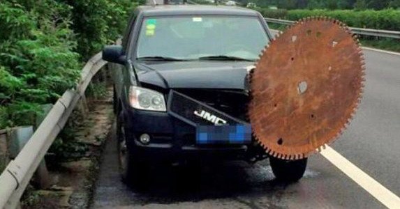 tocak-testere-zasekao-automobil.jpg, 48 KB