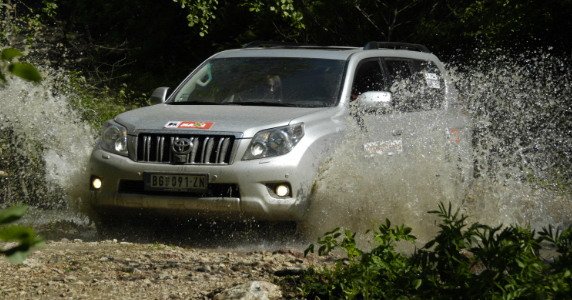toyota avantura 2012.jpg, 80 KB