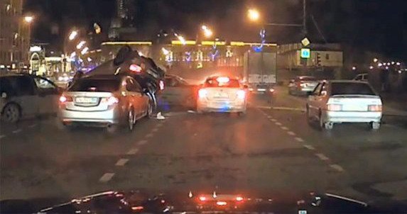 ulicna-trka-izazvala-masovnu-nesrecu.jpg, 43 KB