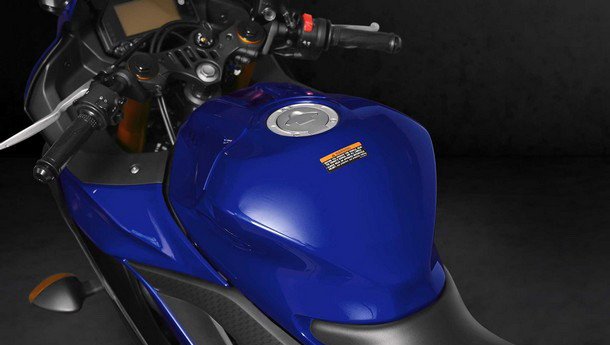 yamaha-R3-5.jpg, 39 KB