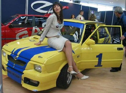 yugo koral in hostesa.jpg, 47 KB