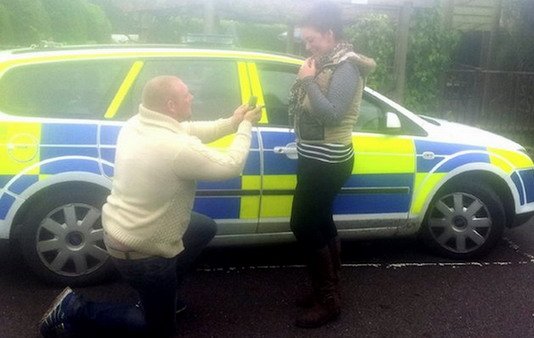 zaprosio-devojku-u-policijskom-automobilu.jpg, 47 KB