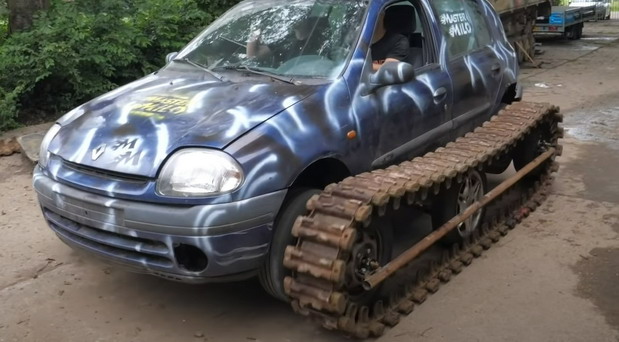 Renault Clio sa gusenicama 