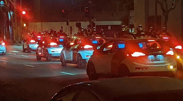 Robotaxiji se "pobunili" Robotaxiji se "pobunili"