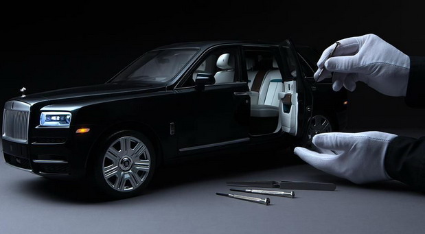 Rolls-Royce Cullinan u razmeri 1:8 Rolls-Royce Cullinan u razmeri 1:8