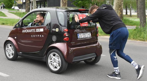 Ginisov rekord u dužini guranja automobila Ginisov rekord u dužini guranja automobila