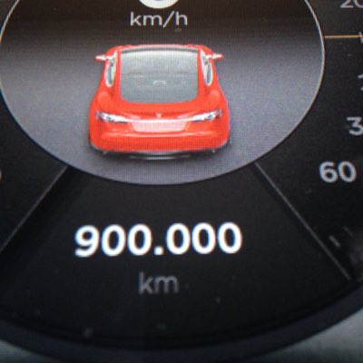 Tesla 900.000
