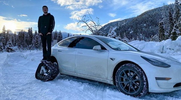 Tesla Model 3 s gusenicama Tesla Model 3 s gusenicama