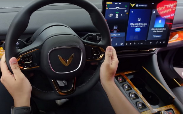 VinFast Lạc Hồng 900 LX