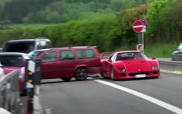 Ferrari F40 udario u Volvo