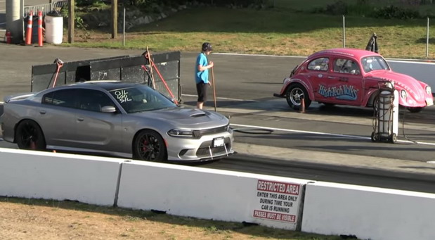  VW Beetle vs Dodge Hellcat Charger