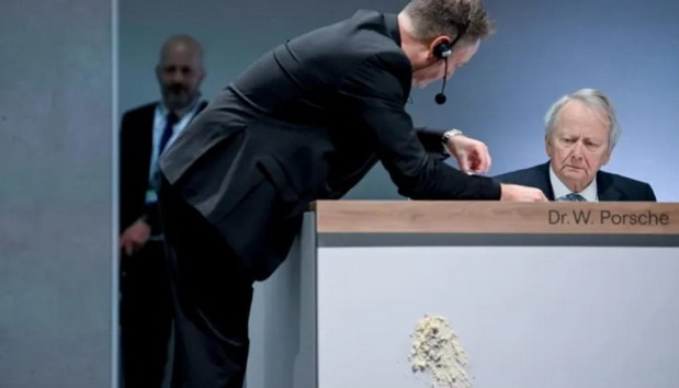 Godišnji miting VW grupacije prekinut gađanjem tortom Godišnji miting VW grupacije prekinut gađanjem tortom