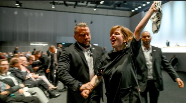Godišnji miting VW grupacije prekinut gađanjem tortom Godišnji miting VW grupacije prekinut gađanjem tortom
